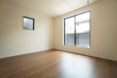 寛ぎの時間を紡ぎだす主寝室は、大型ベッドを置いても余裕の広さを確保しています。