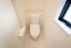 1階2階の2ヶ所にトイレがありますので、忙しい朝にも家族に気を使わず、ゆとりが生まれますね＾＾ 小窓付きで換気する時に便利です＾＾
