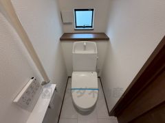 1階2階の2ヶ所にトイレがありますので、忙しい朝にも家族に気を使わず、ゆとりが生まれますね＾＾ 小窓付きで換気する時に便利です＾＾