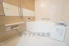 1日の疲れを癒すくつろぎのバスルーム。足を伸ばしてもゆったりと入れるサイズです。お子様と一緒にお風呂に入っても狭くないですね＾＾