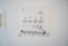 浴室暖房乾燥機には、暖房、乾燥、涼風、換気の4つの機能が付いています。タイマー付きです。換気・雨の日の洗濯も安心です＾＾