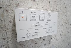壁リモコンタイプのウォシュレット付き。