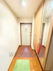 玄関扉にスリットのある明るい玄関です＾＾たっぷり収納できるシューズボックス付きなので、家族全員の靴がきれいに整頓できます。 