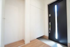 採光も考えられた明るい玄関です。たっぷり収納できるシューズボックス付きです。家族全員の靴がきれいに整頓できます。