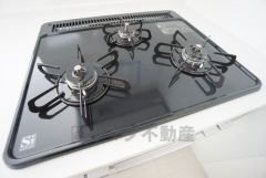 3種類の料理が同時に調理できる、3口ガスコンロ。忙しい夕食の支度時間が短縮できて効率よくお料理が楽しめます。