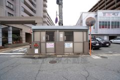 1階エントランス横にゴミ捨て場があります＾＾嬉しい屋根・ドア付き＾＾ （各ゴミ出しの曜日はお問い合わせください。）