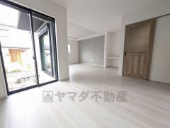 庭を囲むようにLDKを配置し、開放感のある空間に＾＾ 趣味の読書やパソコン作業など手軽にできるカウンタースペース付き＾＾