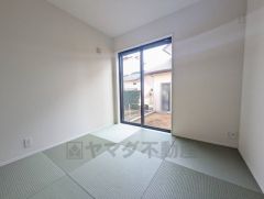 リビング隣には、ホッとできる和室を用意。客間としてはもちろん、お子様のお昼寝スペースや書斎としても活躍してくれそうです＾＾