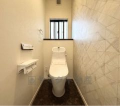 ウォシュレット、暖房便座、節電・節水機能など、使い勝手のよい高機能トイレです。小窓付きで換気する時に便利です＾＾