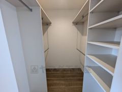 寝室にはハンガーパイプ付きのウォークインクローゼットが設けられています。たっぷり収納できるので衣替えの心配もいりませんね＾＾