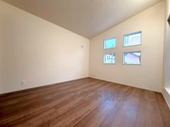 7帖。主寝室としてお使いいただけそうなこちらのお部屋は、勾配天井を採用した開放感があり、日当たりが良く、爽やかな風を感じて起きる朝は、快適生活の始まりに。