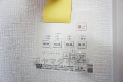 雨の日の洗濯も安心できる浴室暖房乾燥機付き浴室。リモコンで操作もボタン1つで簡単。