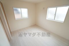 2面採光を確保した明るい室内は、風通しも良く、大変居心地の良い空間となっております。日当たりがよく、子供部屋としての利用もおすすめ。