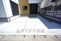 駐車スペースはゆとりある2台分を確保。マイカー用に、お客さま用に、余裕を持ってご利用いただけます。