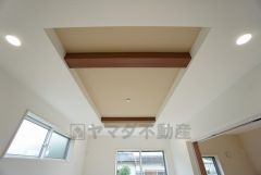 折り上げ天井により空間に奥ゆき生まれ、部屋がより広く見えます。
