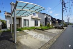 カースペース3台分確保＾＾カーポートが設置されているため、雨の日でも車への乗り降りが快適で、お車を日光や雨から守ります。