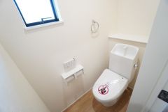 1階2階の2ヶ所にトイレがありますので、忙しい朝にも家族に気を使わず、ゆとりが生まれますね＾＾ 小窓付きで換気する時に便利です＾＾