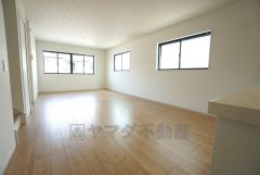 ご家族で団らんの時間を過ごすリビングダイニング。