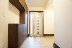 玄関にはシューズクローク＆シューズボックス付き。ご家族全員分の靴からベビーカーやゴルフバッグなどもしっかり収納できます＾＾