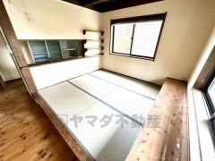 リビング横には小上がりのタタミコーナー