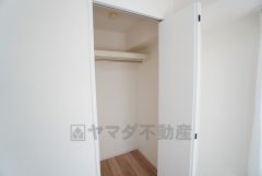 洋室にはハンガーパイプ付きのクローゼットが設けられています。たっぷり収納できるので衣替えの心配もいりませんね＾＾