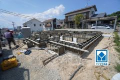 西鉄「二日市」駅(自転車6分/1.3ｋｍ)。西鉄バス「星ヶ丘入口」歩3分。博多駅行き＾＾カースペースは3台分を確保＾＾