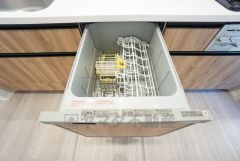 炊事時間を大幅に短縮できる食器洗浄乾燥機付き＾＾食器を洗う手間が減るので家族とのコミュニケーションの時間や自分の時間が増えますね。