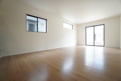 大きな掃き出し窓のあるリビングは、陽光あふれる明るい空間です。ゆったりと寛げる憩いの場となりそうです。