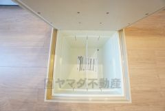 キッチンに床下収納があります。長期保存ができるもの、調理器具、防災グッズを入れておくのもいいですね。