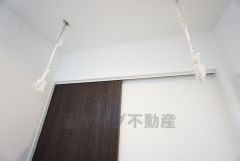 洗面室には室内物干し付き＾＾雨の日や花粉の季節でも気にせず洗濯物が干せるので嬉しいですね＾＾