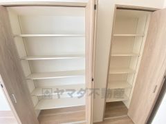 家の中をスッキリと快適に保てる収納が付いています。特にリビングには物が集まりがちなので収納スペースがあると便利ですね＾＾