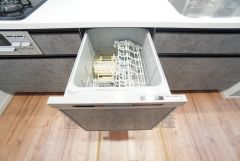 炊事時間を大幅に短縮できる食器洗浄乾燥機付き＾＾食器を洗う手間が減るので家族とのコミュニケーションの時間や自分の時間が増えますね。