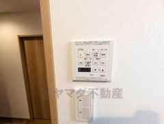 浴室暖房乾燥機には、暖房、乾燥、涼風、換気の4つの機能が付いています。タイマー付きです。換気・雨の日の洗濯も安心です＾＾ 