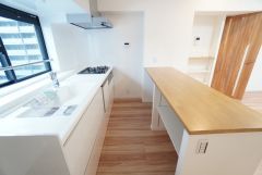 使い勝手の良いシステムキッチン＾＾ キッチン前には収納付きカウンターを設け、配膳や家事の合間の作業がしやすい便利なスペースを確保しています＾＾