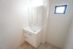 三面鏡裏収納付き洗面化粧台です＾＾ 歯磨きセットやスキンケア用品などの収納にご利用いただけます。ランドリースペース上部には窓も付いており換気に便利です＾＾