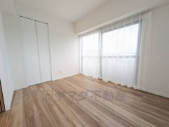 5.6帖。採光を確保した明るい室内は、風通しも良く、大変居心地の良い空間となっております。日当たりがよく、子供部屋としての利用もおすすめ。 