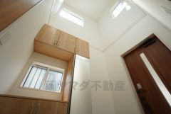 玄関上部は吹き抜けになっています。