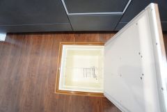 キッチンに床下収納があります。長期保存ができるもの、調理器具、防災グッズを入れておくのもいいですね。