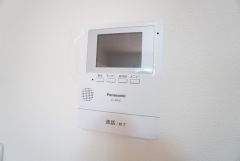防犯性、セキュリティ対策に安心できるテレビモニター付きインターフォンです。セールスマン対策にもなり安心できます。