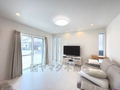 窓から光が差し込む明るいダイニング＾＾