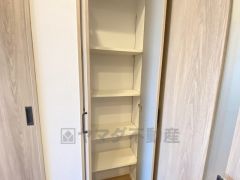 キッチンの近くにはパントリーとしてもお使いいただけそうな収納スペース付き。