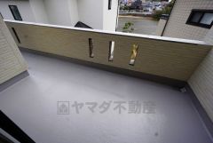陽当たりの良いバルコニーです。お洗濯やお布団干しはもちろん、日光浴スペースにも＾＾2部屋から出入りできる続きバルコニーです＾＾