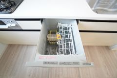 炊事時間を大幅に短縮できる食器洗浄乾燥機付き＾＾食器を洗う手間が減るので家族とのコミュニケーションの時間や自分の時間が増えますね。