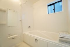 1日の疲れを癒すくつろぎのバスルーム。足を伸ばしてもゆったりと入れるサイズです。お子様と一緒にお風呂に入っても狭くないですね＾＾