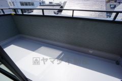 南向きで陽当たりの良いバルコニーです。お洗濯やお布団干しはもちろん、日光浴スペースにも＾＾足元は防水工事施工済です。 