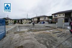 A号棟。現地2026年6月撮影。 駐車3台可能。マイカー用や来客時にも安心です。最寄りバス停まで徒歩3分。天神・博多駅行。