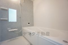 1日の疲れを癒すくつろぎのバスルーム。足を伸ばしてもゆったりと入れるサイズです。お子様と一緒にお風呂に入っても狭くないですね＾＾