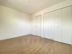 6帖。住む人のこだわりを活かす洋室＾＾広めのクローゼットもあり荷物もすっきり片付けられ、ゆとりのある暮らしが出来ます＾＾