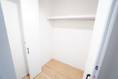 収納量たっぷりのクローゼット付き。ハンガーパイプ付で散らかりがちな洋服類もきれいに整理できます。使用頻度が少ないものは枕棚の上に、足元には3段ボックスを置いて、フル活用できるクローゼットです。