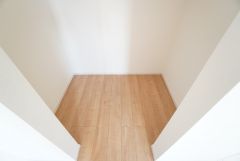 ウォークインクローゼットには扉を付けていないので部屋がより広く感じられますね。